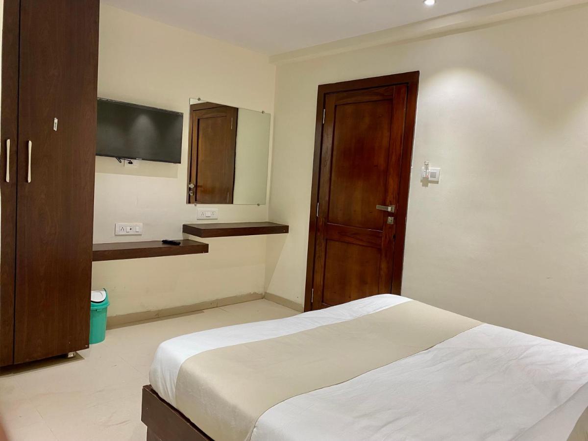 Hotel Vrindavan Palace Индор Екстериор снимка