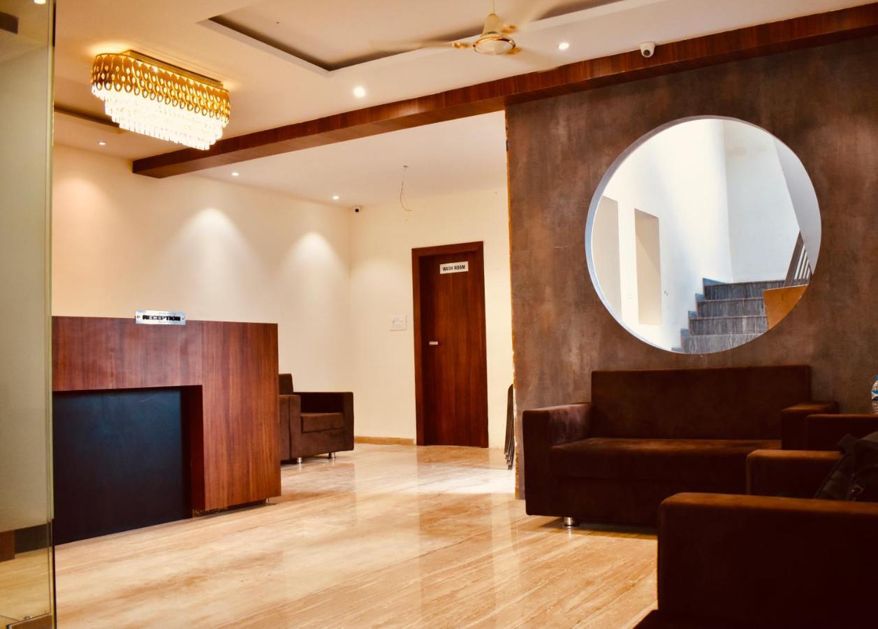Hotel Vrindavan Palace Индор Екстериор снимка