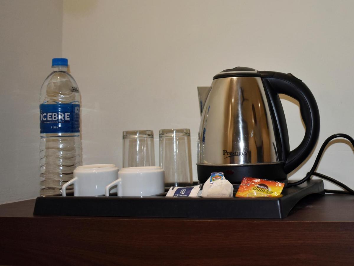 Hotel Vrindavan Palace Индор Екстериор снимка