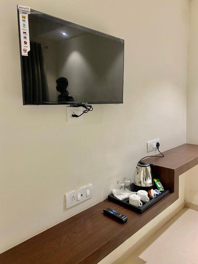 Hotel Vrindavan Palace Индор Екстериор снимка