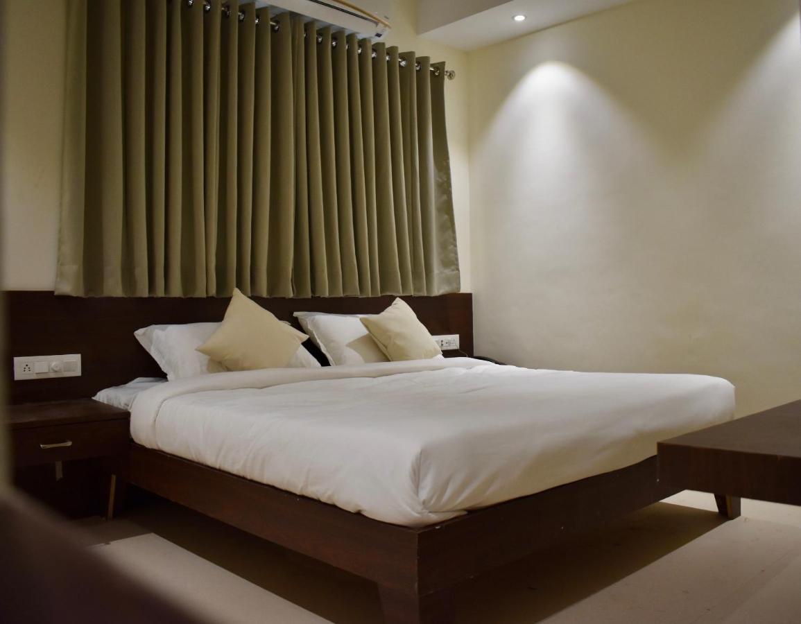 Hotel Vrindavan Palace Индор Екстериор снимка