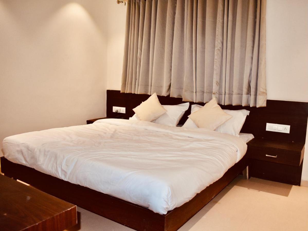 Hotel Vrindavan Palace Индор Екстериор снимка