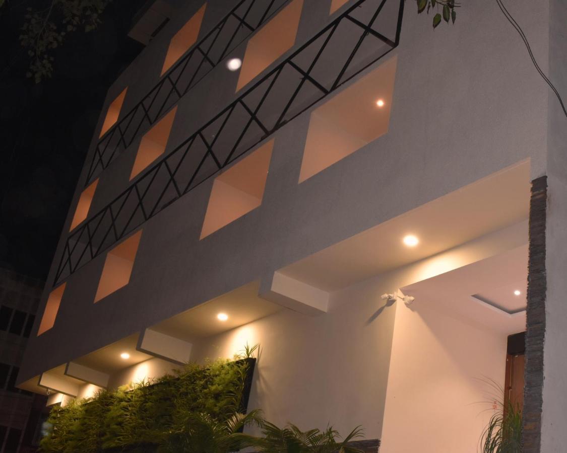 Hotel Vrindavan Palace Индор Екстериор снимка