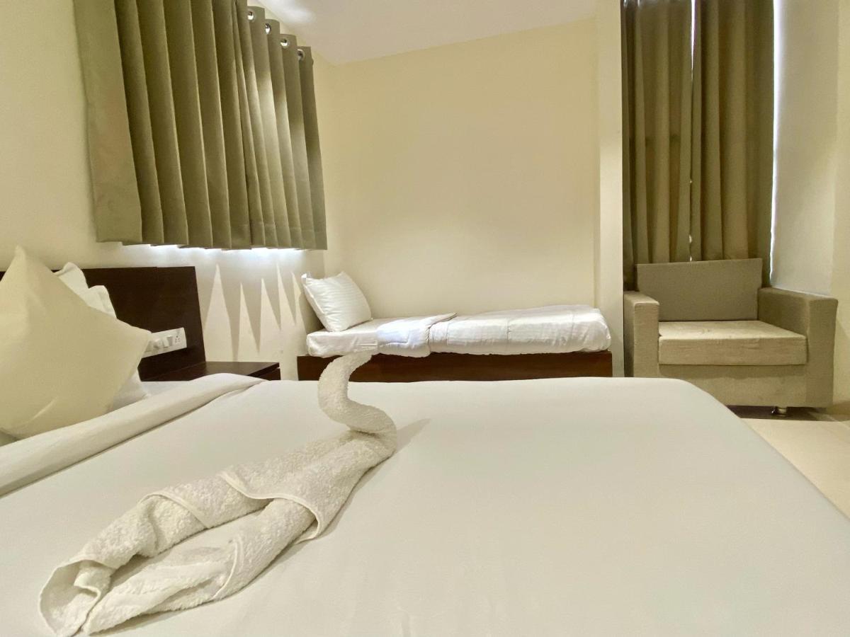 Hotel Vrindavan Palace Индор Екстериор снимка