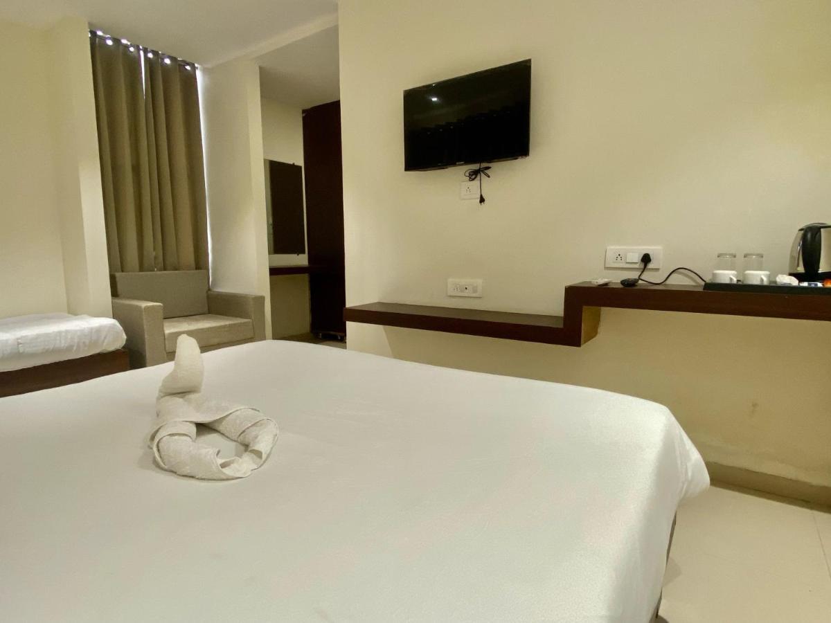 Hotel Vrindavan Palace Индор Екстериор снимка