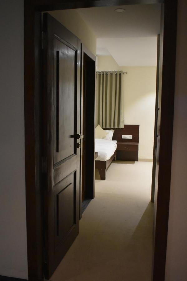 Hotel Vrindavan Palace Индор Екстериор снимка