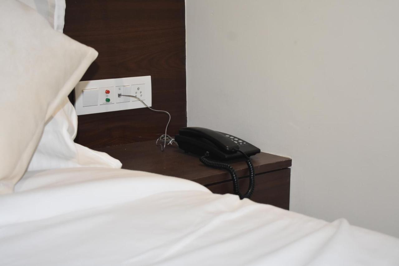Hotel Vrindavan Palace Индор Екстериор снимка