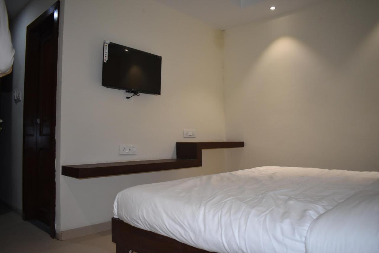 Hotel Vrindavan Palace Индор Екстериор снимка