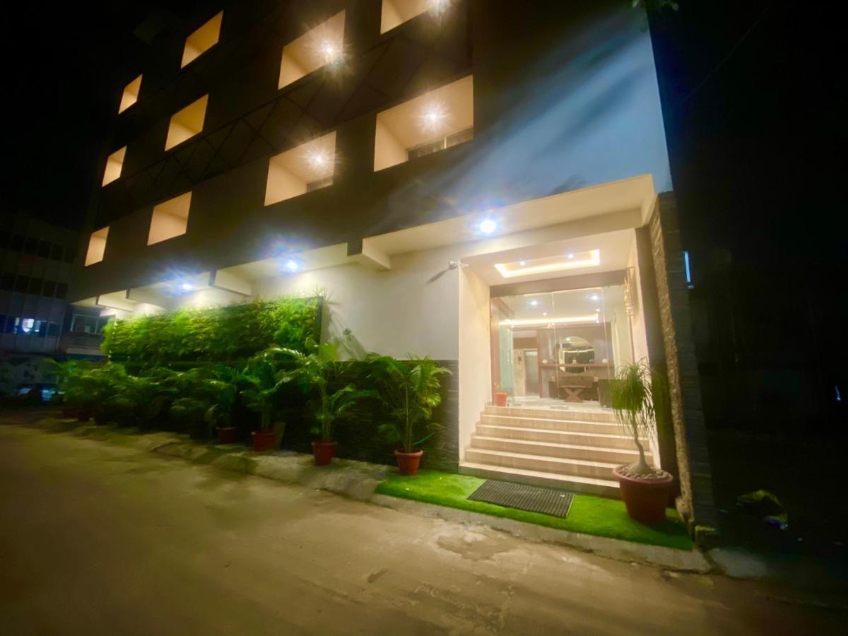 Hotel Vrindavan Palace Индор Екстериор снимка