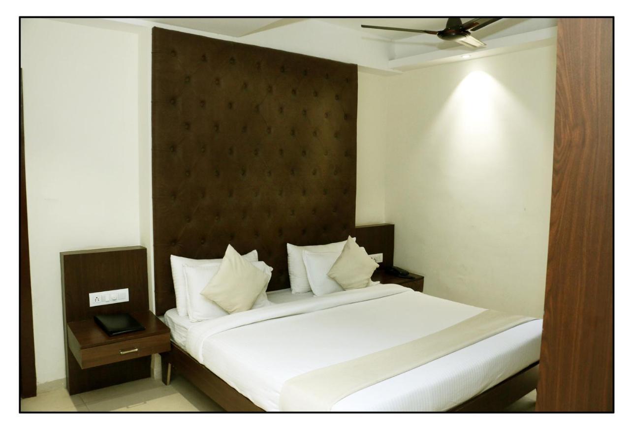 Hotel Vrindavan Palace Индор Екстериор снимка