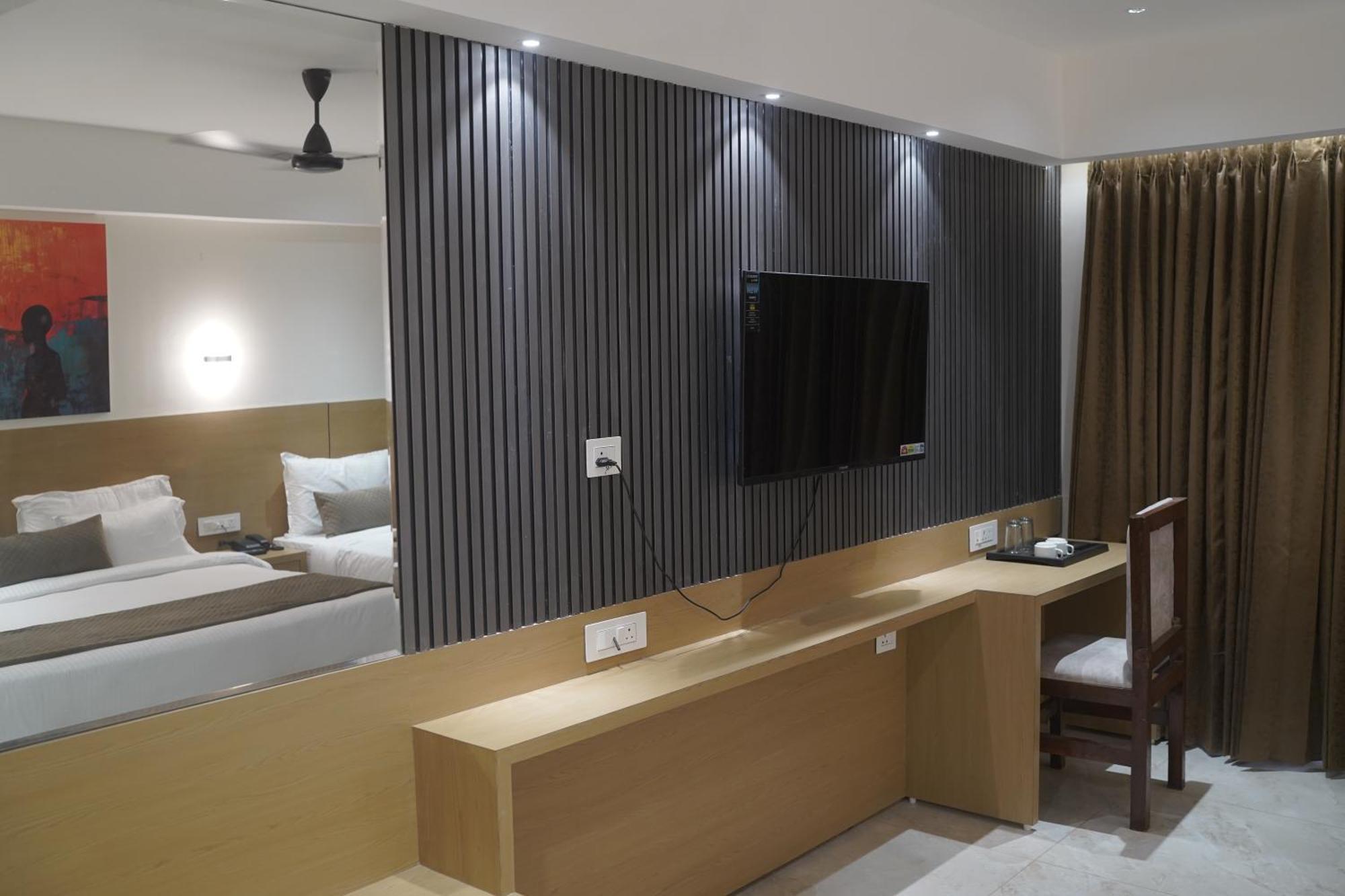 Hotel Vrindavan Palace Индор Екстериор снимка