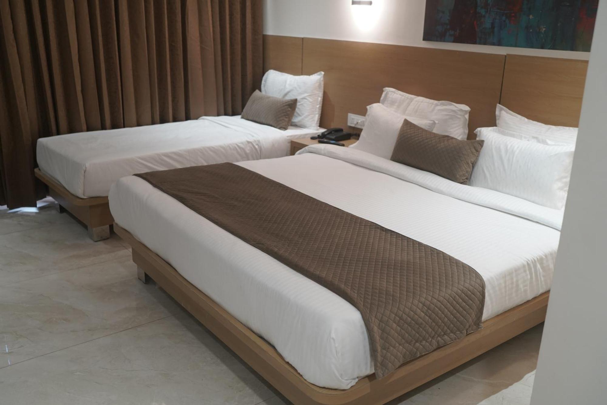 Hotel Vrindavan Palace Индор Екстериор снимка