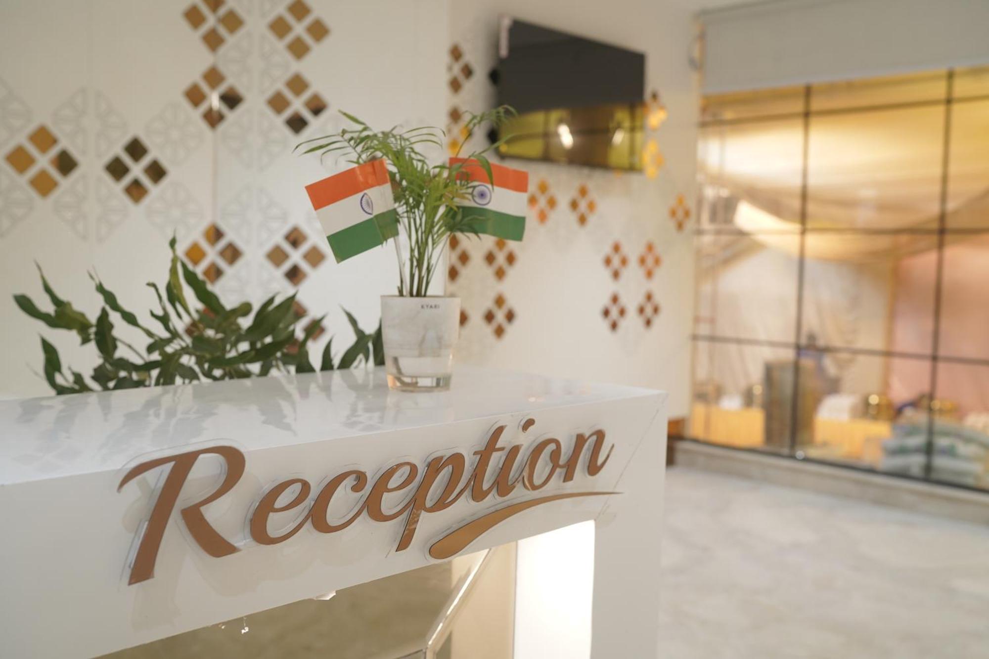 Hotel Vrindavan Palace Индор Екстериор снимка