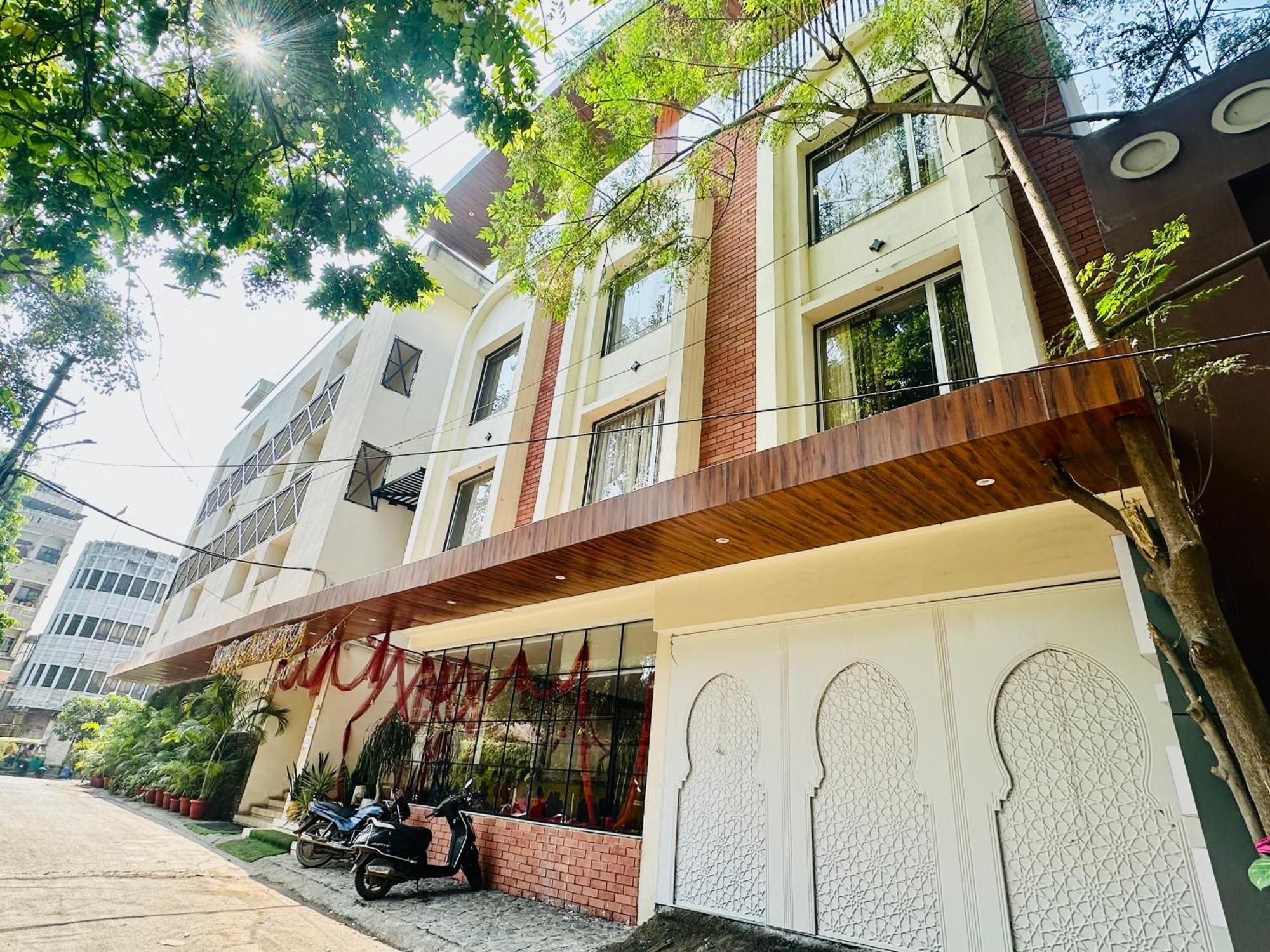 Hotel Vrindavan Palace Индор Екстериор снимка